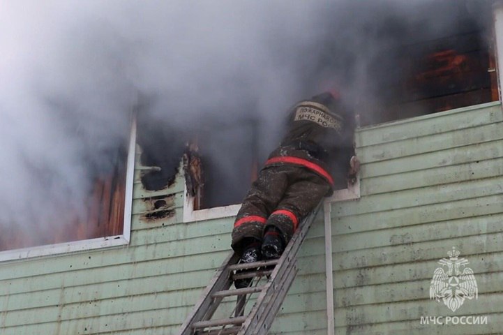 Пожарные спасли горящий частный дом