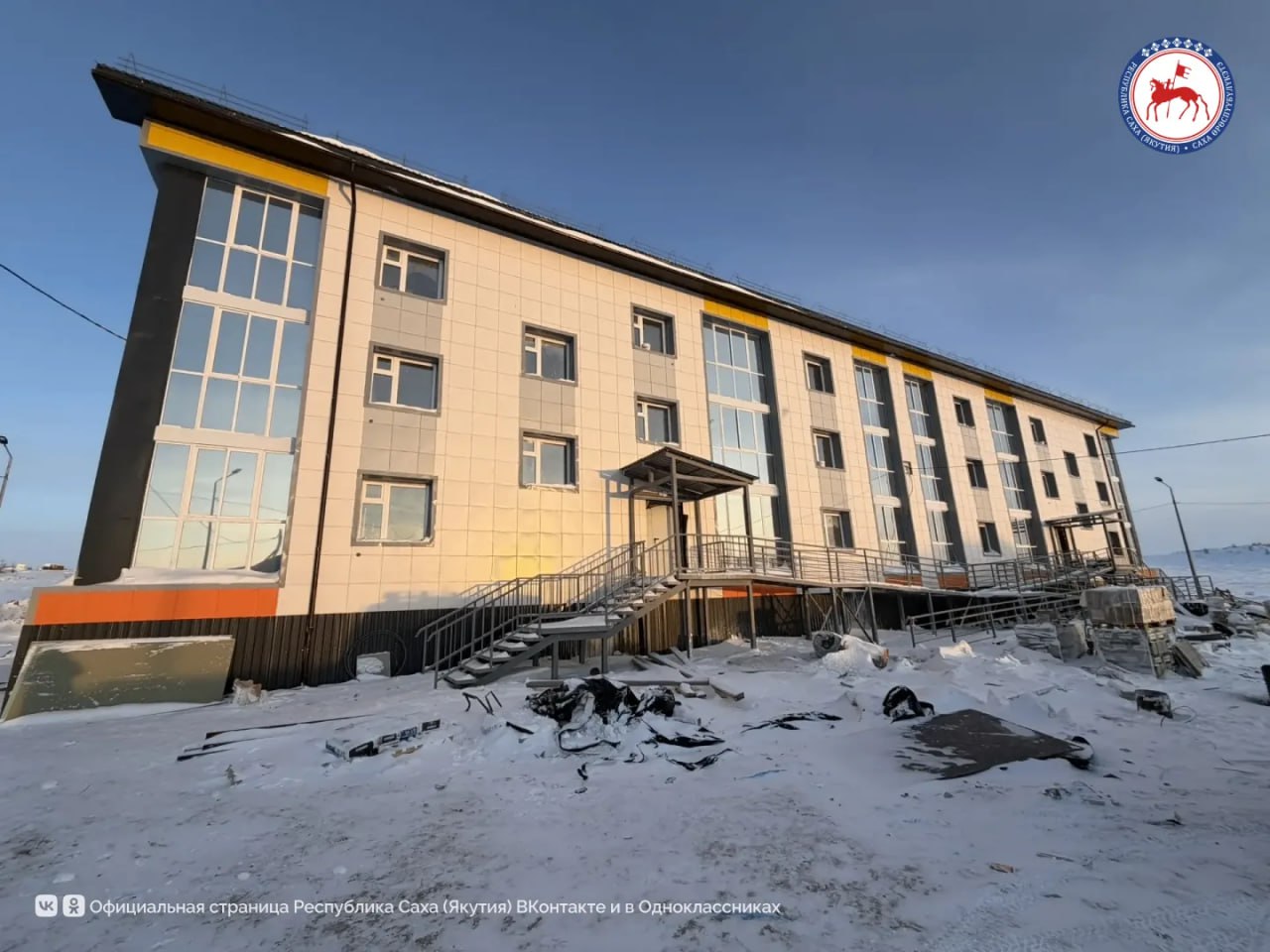 Глава Республики Саха (Якутия) Айсен Николаев вручил ключи новосёлам 31-квартирного дома, построенного в селе Саскылах по республиканской адресной программе переселения граждан из аварийного жилищного фонда Глава Республики Саха (Якутия) Айсен Николаев вручил ключи новосёлам 31-квартирного дома, построенного в селе Саскылах по республиканской адресной программе переселения граждан из аварийного жилищного фонда