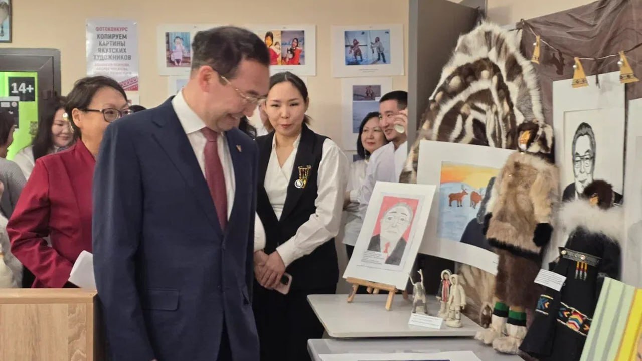 В ходе рабочей поездки в Анабарский улус Айсен Николаев в Центре культурного развития и народного творчества "Алмаз" осмотрел выставку народного творчества