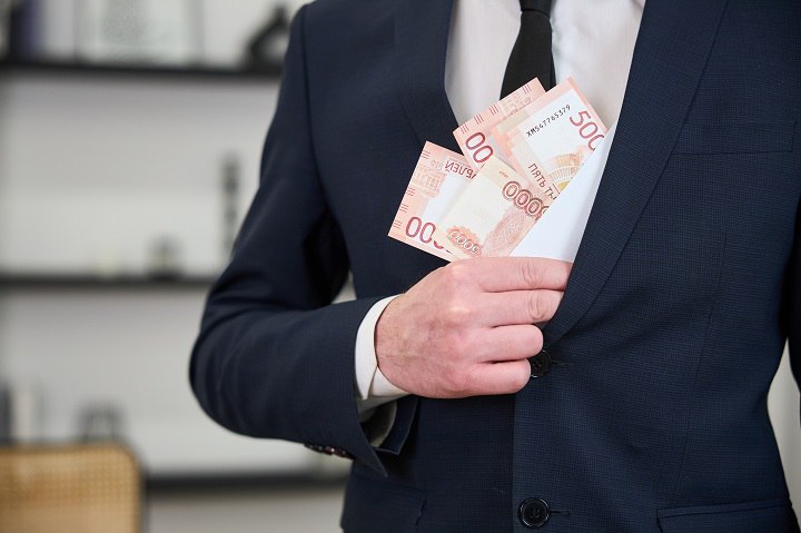 Два микрозайма оформили неизвестные на пенсионерку из Якутии