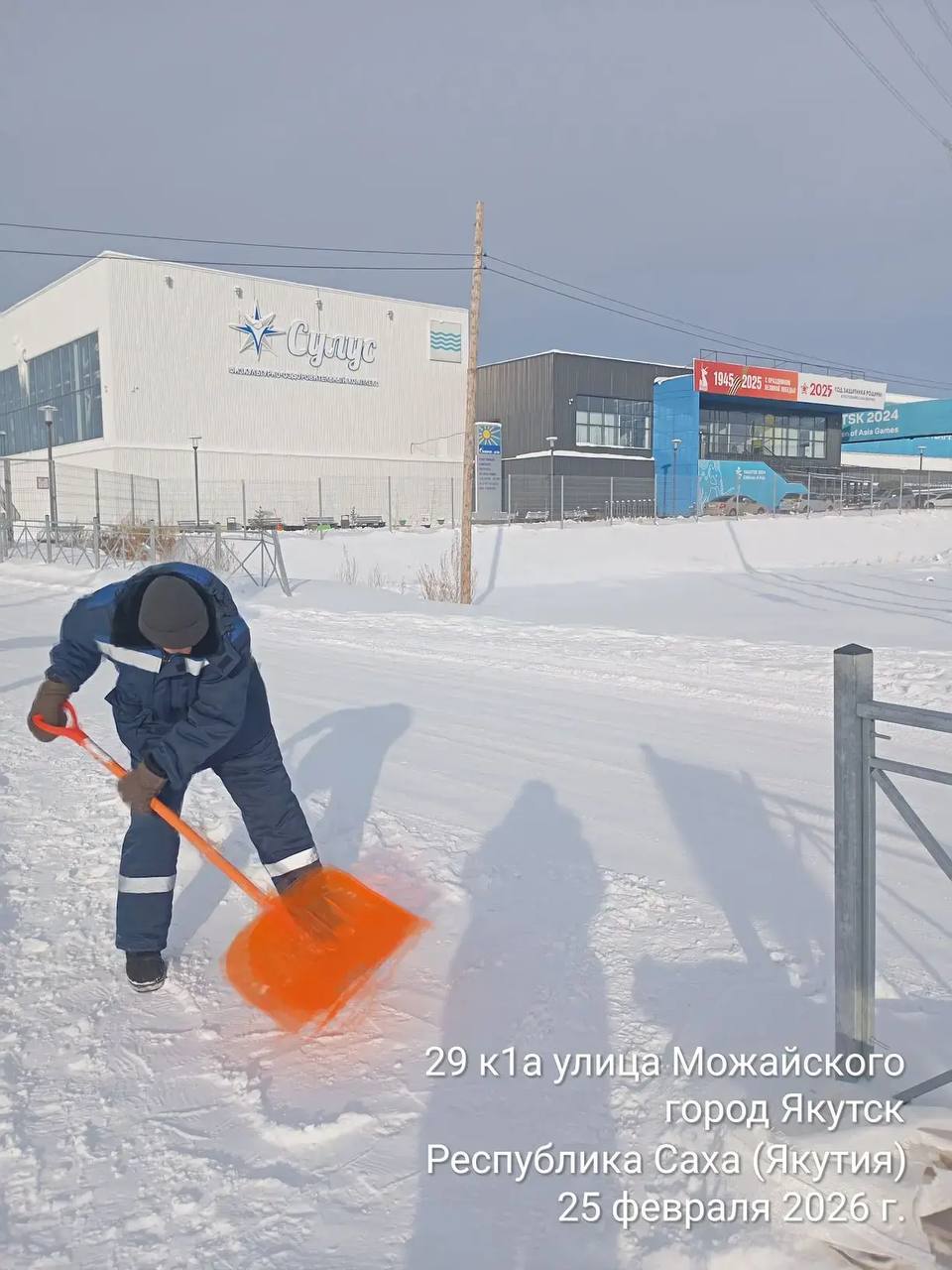 Муниципальные дворники Управы Гагаринского округа проводят работы по уборке случайного мусора, а также чистят снег на местах массового скопления людей, остановочных павильонах и пешеходных переходах