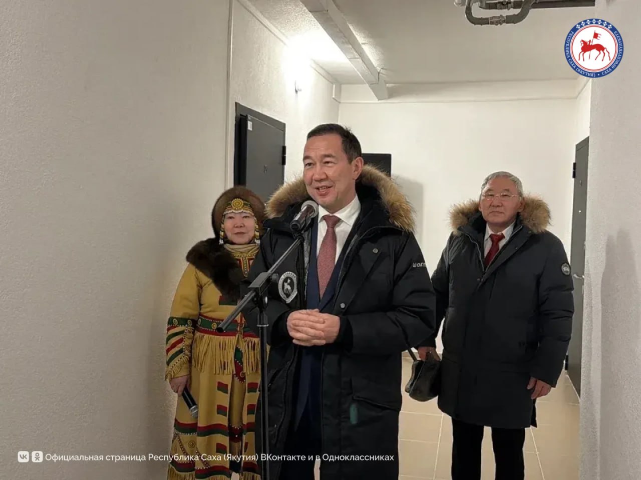 Глава Республики Саха (Якутия) Айсен Николаев вручил ключи новосёлам 31-квартирного дома, построенного в селе Саскылах по республиканской адресной программе переселения граждан из аварийного жилищного фонда Глава Республики Саха (Якутия) Айсен Николаев вручил ключи новосёлам 31-квартирного дома, построенного в селе Саскылах по республиканской адресной программе переселения граждан из аварийного жилищного фонда