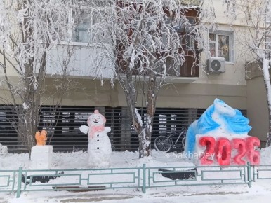 #пишут. На Хабарова какие-то вандалы сломали снежные скульптуры, сделанные жителями дома