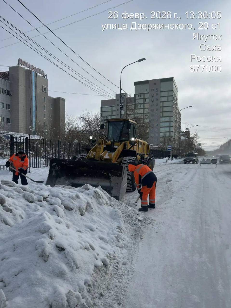 Кадры работ по погрузке снега по ул. Дзержинского Кадры работ по погрузке снега по ул. Дзержинского