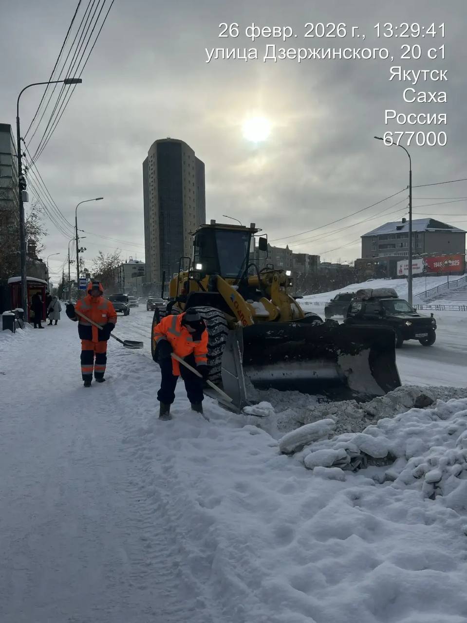 Кадры работ по погрузке снега по ул. Дзержинского Кадры работ по погрузке снега по ул. Дзержинского
