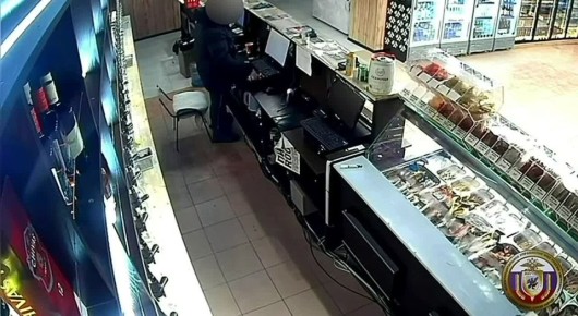 В Якутске посетитель магазина обчистил кассу, пока продавца не было на месте