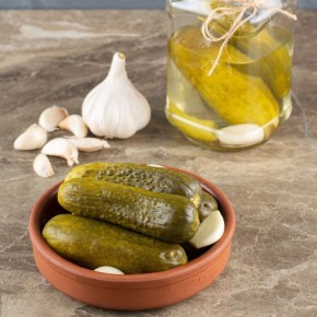 Как сделать маринованные огурцы менее кислыми с помощью простых ингредиентов