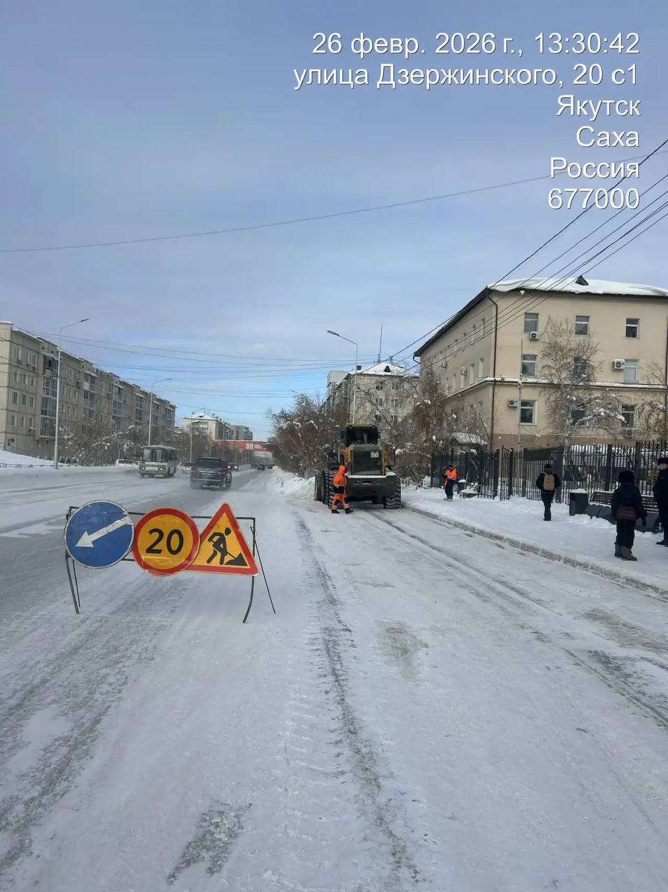 Кадры работ по погрузке снега по ул. Дзержинского