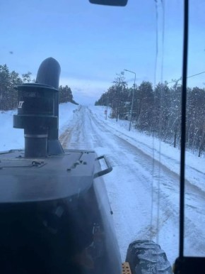 После обильного снегопада продолжается – усиленная уборка с помощью грейдера
