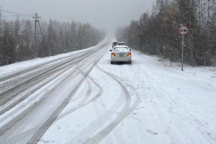 В связи со снегопадом на территории Якутска и близлежащих районов просим всех участников движения проявлять повышенную осторожность на дорогах