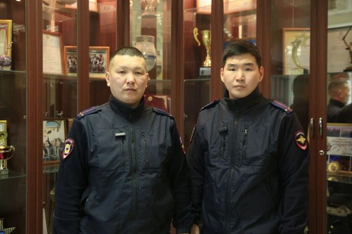 Выносили на руках из огня. В Якутске вечерняя смена участковых уполномоченных едва не обернулась трагедией, которая могла унести жизнь человека с ограниченными возможностями