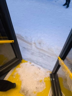 #уважаемыйподписчикпишет. каждую зиму карманы остановок становятся источником опасности для пассажиров из-за гололеда а гололед этот не естественный, а искусственно создается водителями автобусов, которые на скорости...