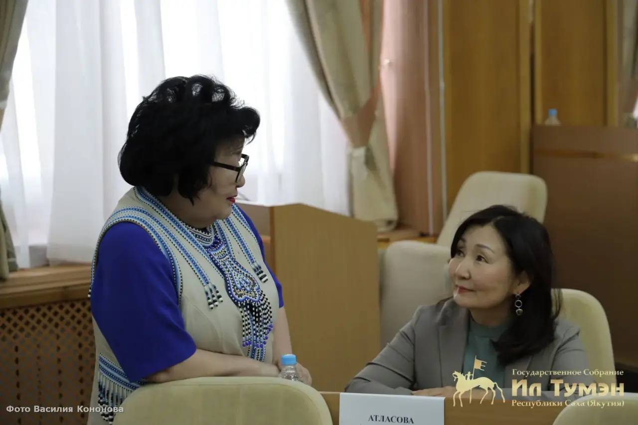 Презентация первой книги третьего тома системного каталога "Материальная и духовная культура Якутии в музеях мира (XVII-XX в.)" и книги перевода на якутский язык рунического текста "Ырк Битиг" Презентация первой книги третьего тома системного каталога "Материальная и духовная культура Якутии в музеях мира (XVII-XX в.)" и книги перевода на якутский язык рунического текста "Ырк Битиг"