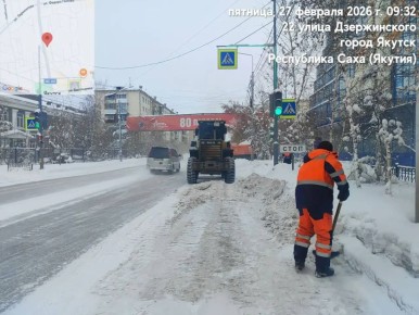 Кадры работ по погрузке снега на ул. Дзержинского
