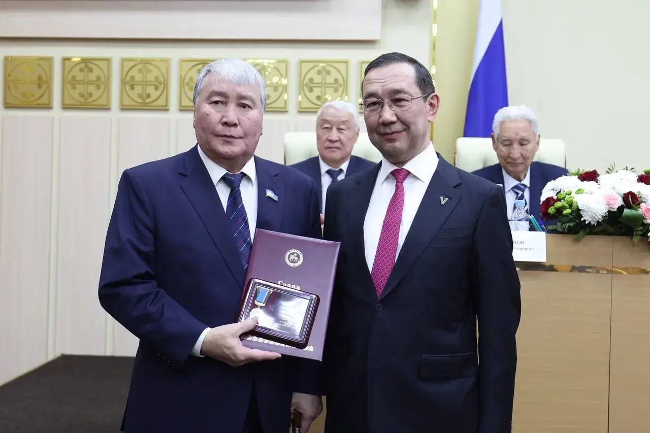 Айсен Николаев: Принял участие в торжественном собрании общественности, посвящённом 70-летию первого заместителя Председателя Государственного Собрания (Ил Тмэн), народного депутата республики Александра Николаевича Жиркова