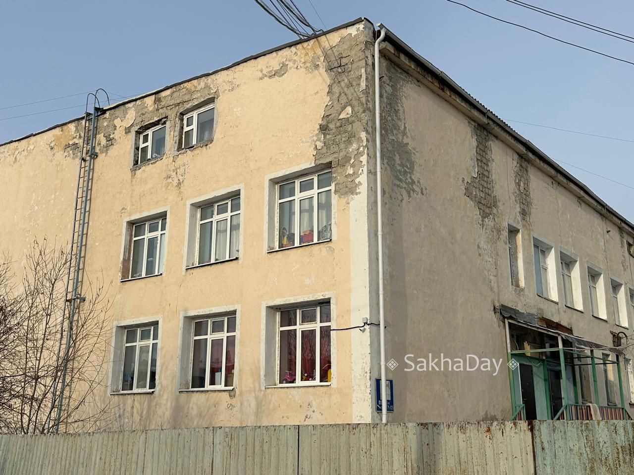 Фотофакт: Еще один детсад с облупленным фасадом Фотофакт: Еще один детсад с облупленным фасадом