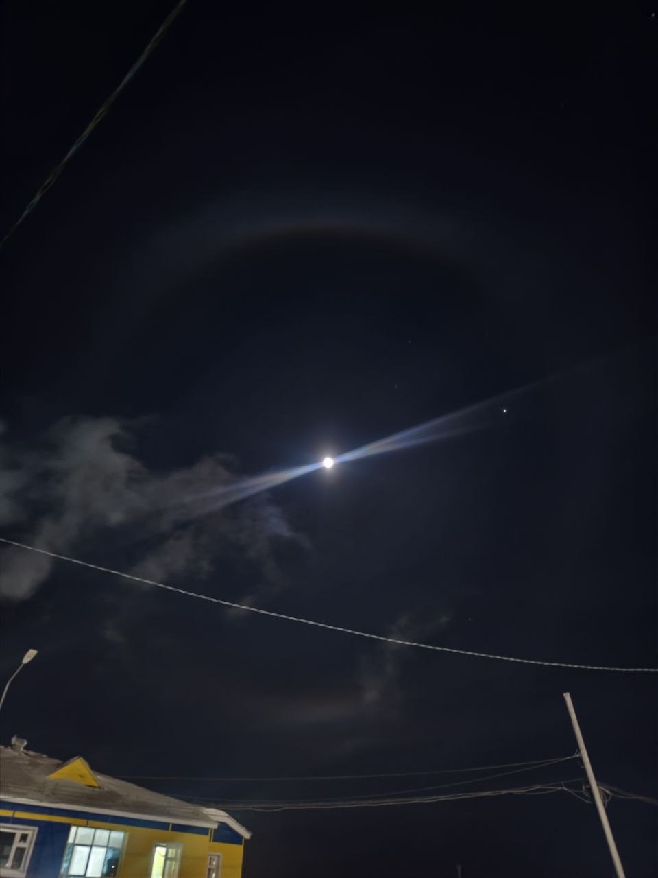 Сегодня в Анабарском районе жители заметили ореол вокруг Луны, так называемое лунное гало