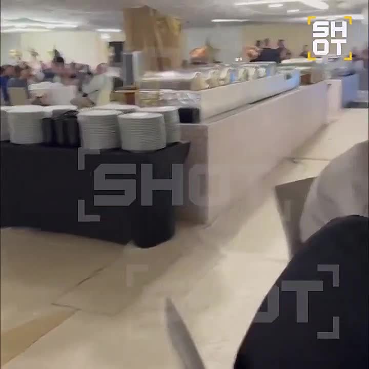 Туристы из России вынуждены спать на матрасах в подвалах и на парковках дубайских отелей На минусовых этажах и парковках уже организованы сотни мест для ночлега и точки с едой и водой