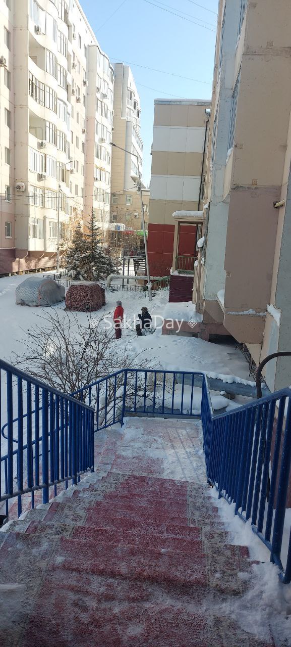 Помните, мы писали, что житель Якутска сам соорудил скамейку у дома на Петровского из деталей, которые нашел на улице Помните, мы писали, что житель Якутска сам соорудил скамейку у дома на Петровского из деталей, которые нашел на улице