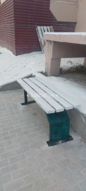 Помните, мы писали, что житель Якутска сам соорудил скамейку у дома на Петровского из деталей, которые нашел на улице