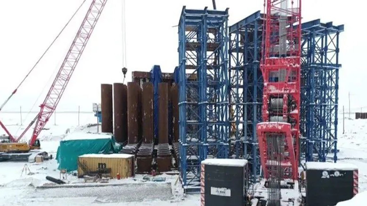 В Якутии идет монтаж основания под центральный пилон Ленского моста на левом берегу реки