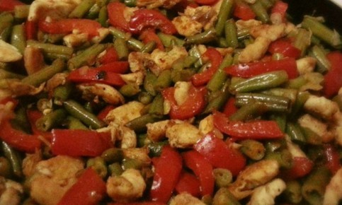 Как приготовить теплый салат с курицей и стручковой фасолью