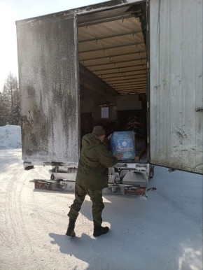 #своихнебросаем. Алданские волонтеры вновь собрали посылки для фронта Вчера они были отгружены в грузовик Северо-Восточного фонда помощи и поддержки Донбасса, проезжавший через Алданский район на опорные пункты республики