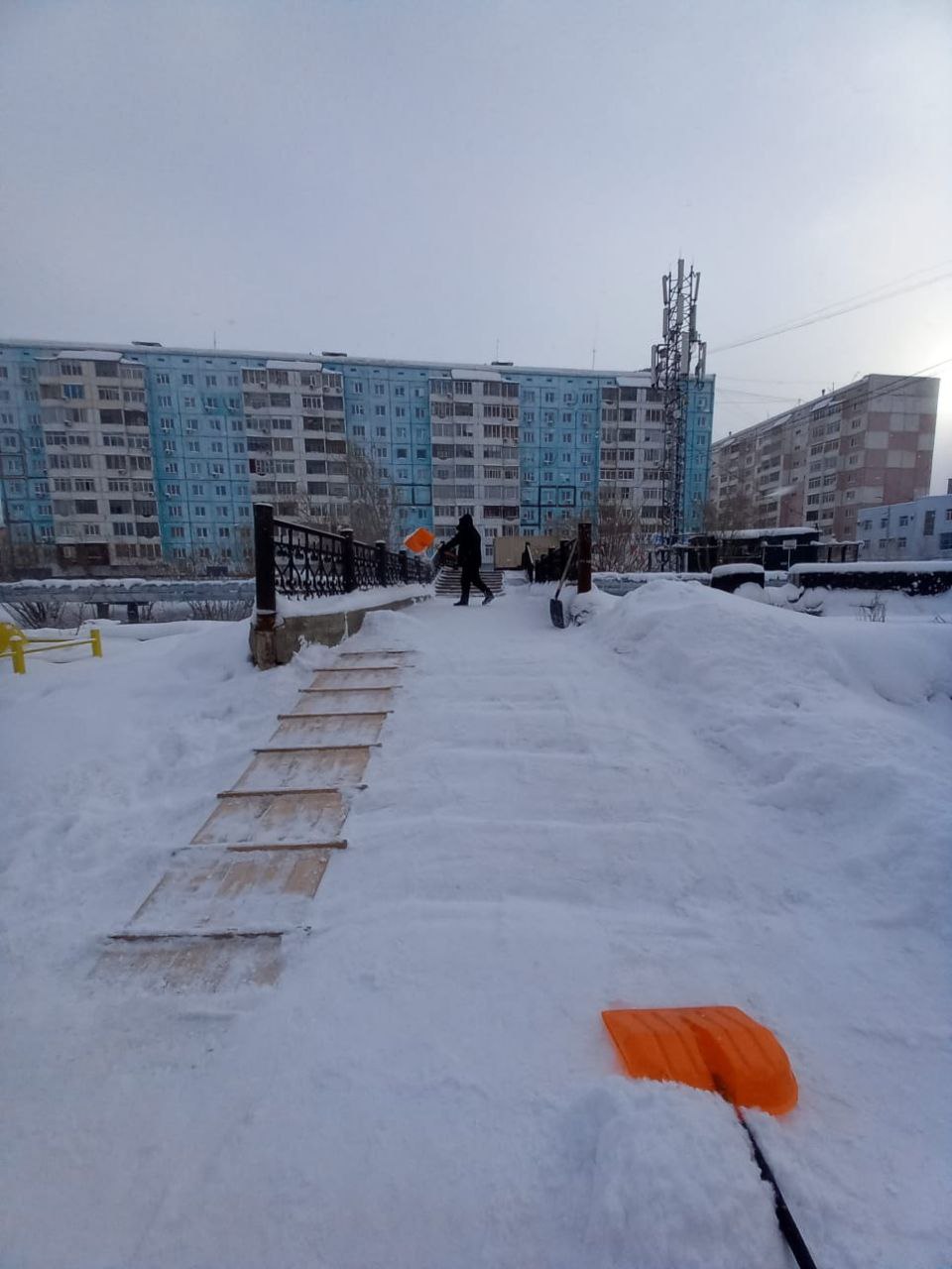 В Губинском округе наши муниципальные дворники ежедневно расчищают снег, обеспечивая безопасность и комфорт жителей