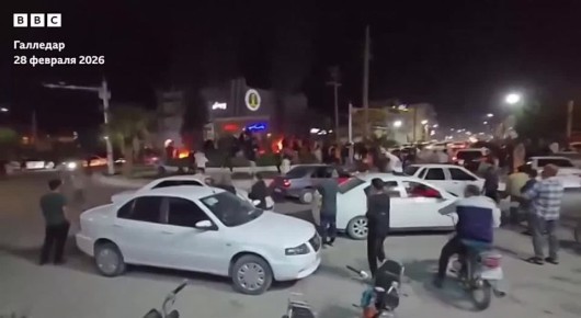 В городе Галледар протестующие свергают памятник бывшему верховному лидеру Ирана аятолле Рухолле Хомейни после серии ударов со стороны США и Израиля