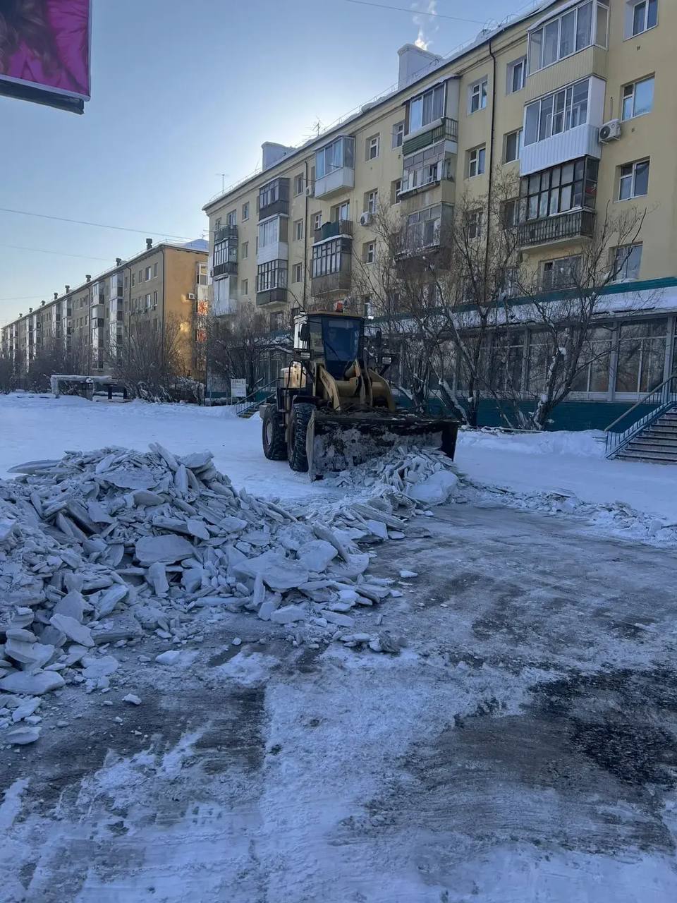 В Гагаринском вывозят снег!