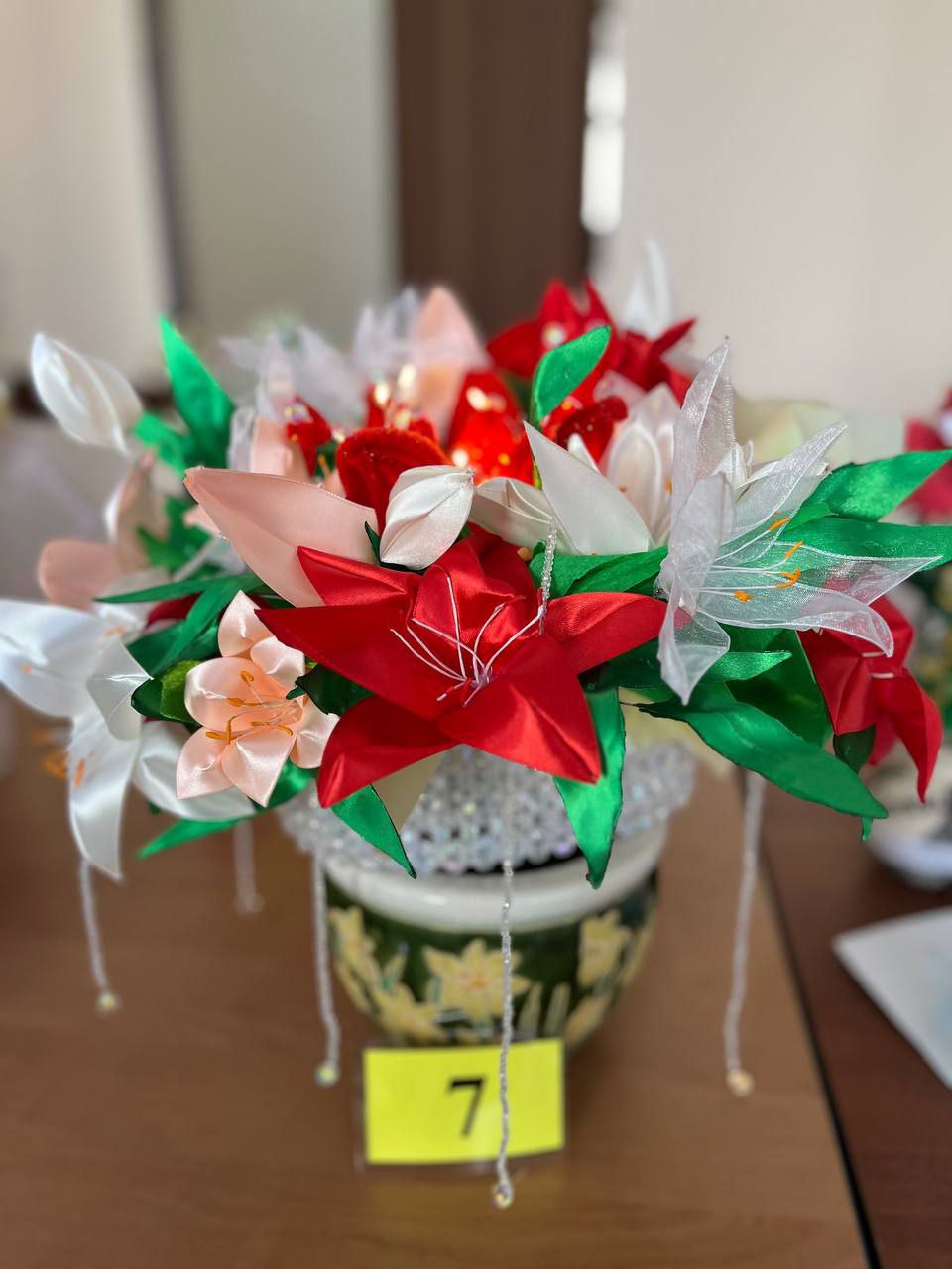 №7: «Белые ночи». Материал: атлас, капрон и бисер №7: «Белые ночи». Материал: атлас, капрон и бисер