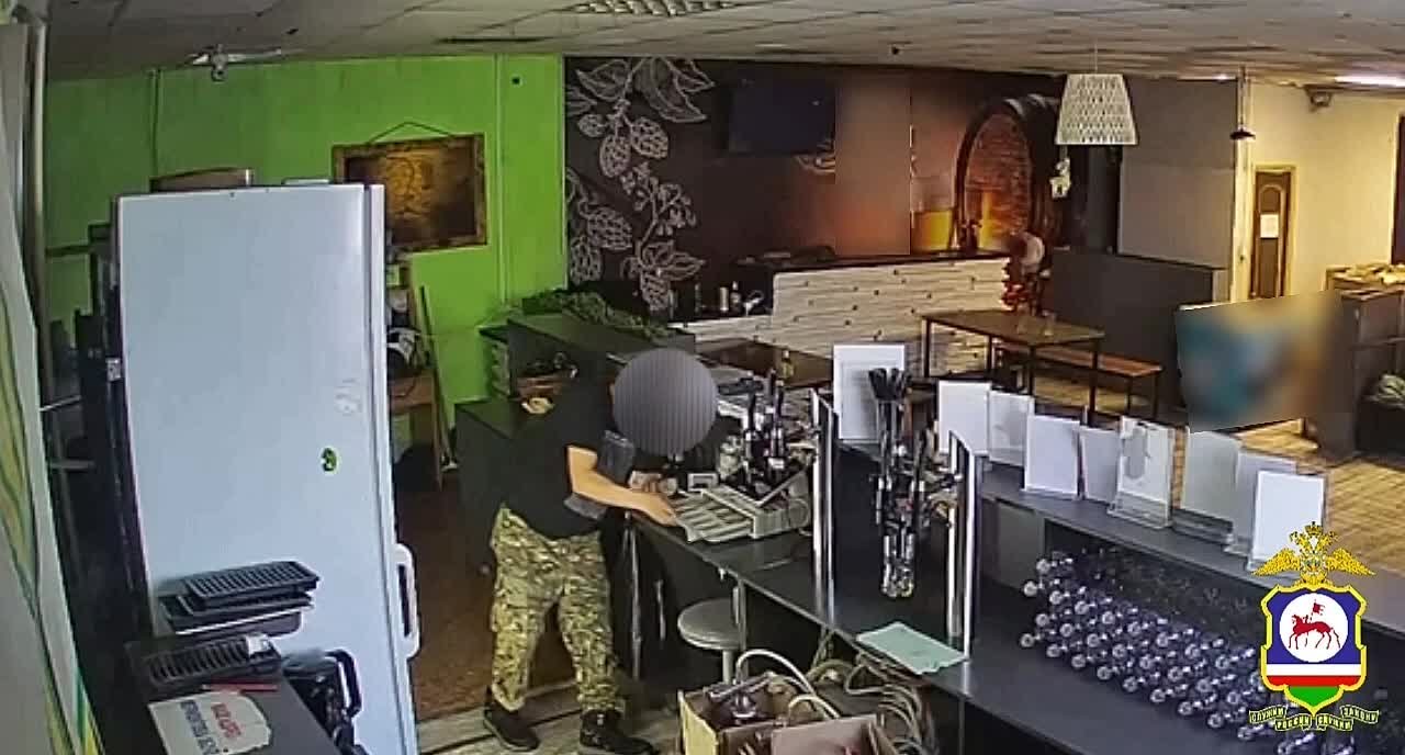 В Якутске полицейские установили причастность ранее судимого горожанина к краже выручки из кассы бара