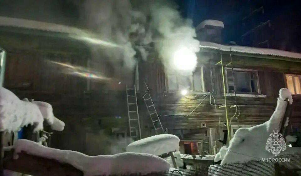 Двое мужчин погибли при пожаре в квартире в Якутске