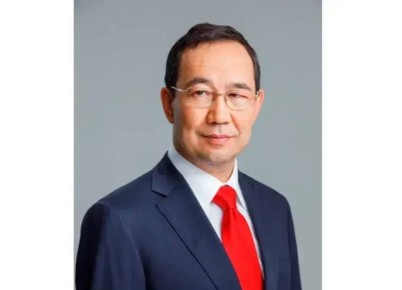 Айсен Николаев поздравил якутян с Днем наставника в России