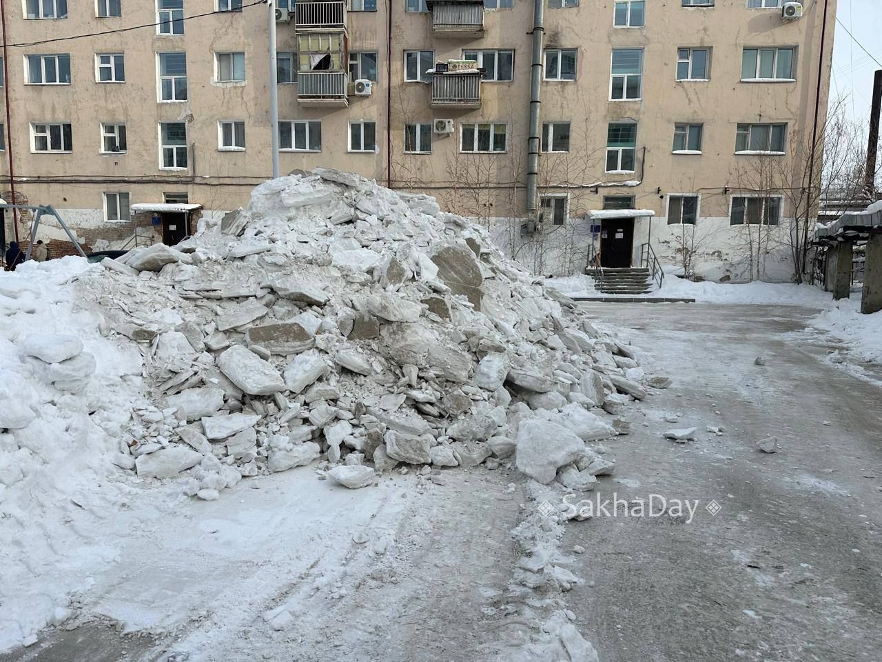 #пишут В Якутске весна! Управляющие компании начали уборку снега во дворах #пишут В Якутске весна! Управляющие компании начали уборку снега во дворах