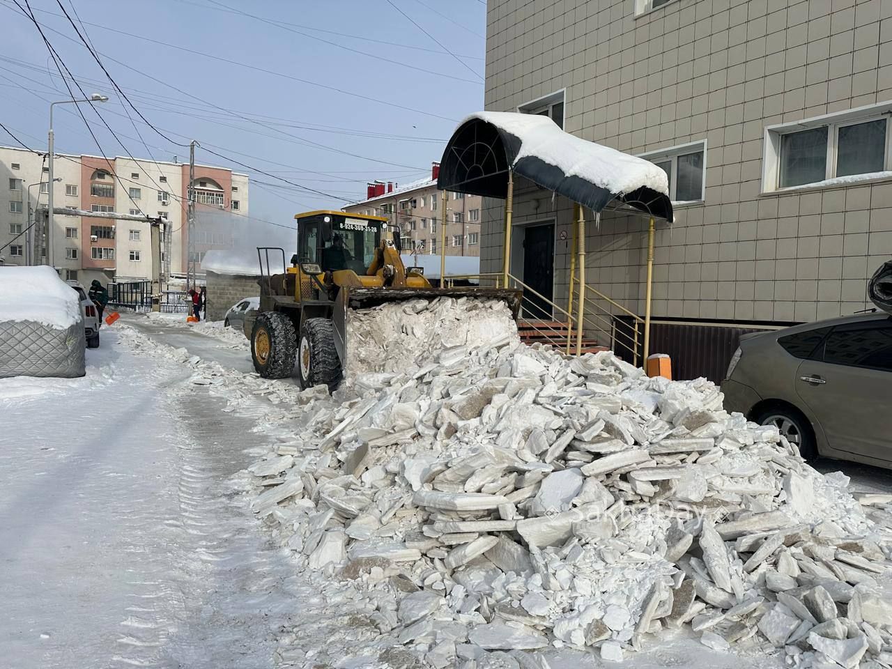 #пишут В Якутске весна! Управляющие компании начали уборку снега во дворах
