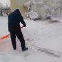 Дворники расчищают снег в Губинском округе