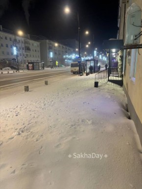 #пишут Вот такая ситуация в самом центре города, на Ленина 42. Видимо с крыши снег скидывали, а убрать забыли