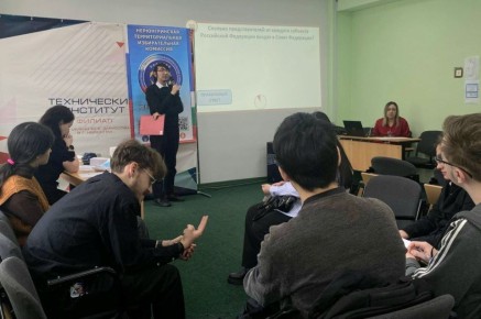 Момент выбора. 26 февраля 2026 года Нерюнгринская ТИК (председатель ТИК Юлия Щеколодкина и сисадмин Илья Дьячковский) провела Техническом институте (филиале) СВФУ викторину «Момент выбора».