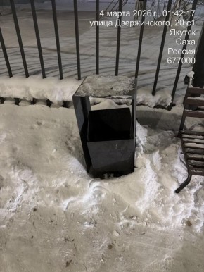 Ежедневный сбор и вывоз мусора из урн осуществляется силами подрядной организации