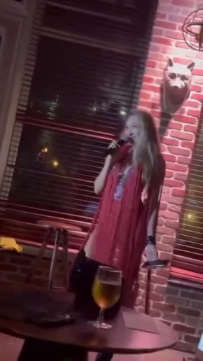 Надежда Долбараева стендапит в Америке