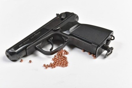 Замначальника бюро СМЭ выстрелил в таксиста и угнал машину