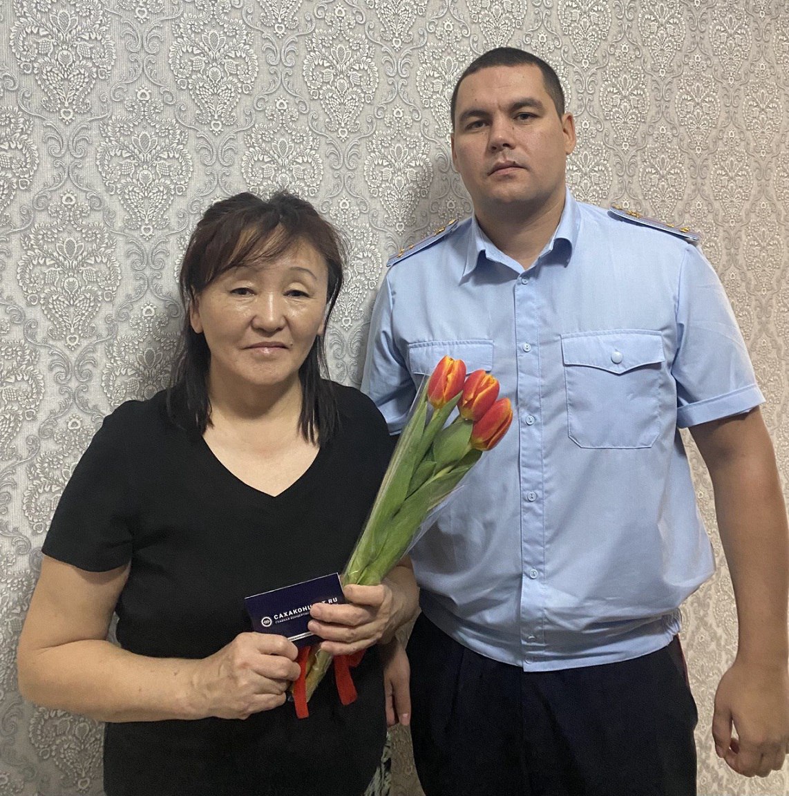 В преддверии Международного женского дня сотрудники Управления по вопросам миграции МВД по Республике Саха (Якутия) поздравили вдову ветерана службы с наступающим праздником