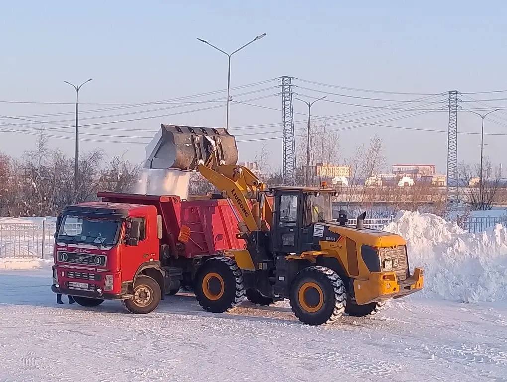 Продолжается вывоз снега с территории Гагринского округа Продолжается вывоз снега с территории Гагринского округа