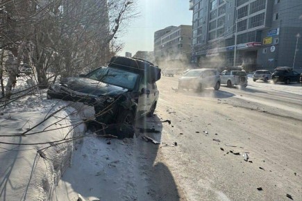 На улице Дзержинского в Якутске столкнулись две иномарки, есть пострадавший