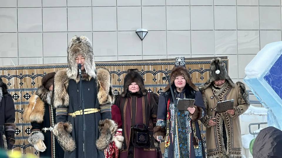 Норуот маастарын кнгэр. ХААЛАСТАР СЭЛЭЛИИ ХААМЫЫГА КЫТЫННЫЛАР Бгн Дьокуускайга Саха рспблкэтигэр Норуот маастарын кннэн сэлэлии хаамыы онус тглн буолла Норуот маастарын кнгэр. ХААЛАСТАР СЭЛЭЛИИ ХААМЫЫГА КЫТЫННЫЛАР Бгн Дьокуускайга Саха рспблкэтигэр Норуот маастарын кннэн сэлэлии хаамыы онус тглн буолла