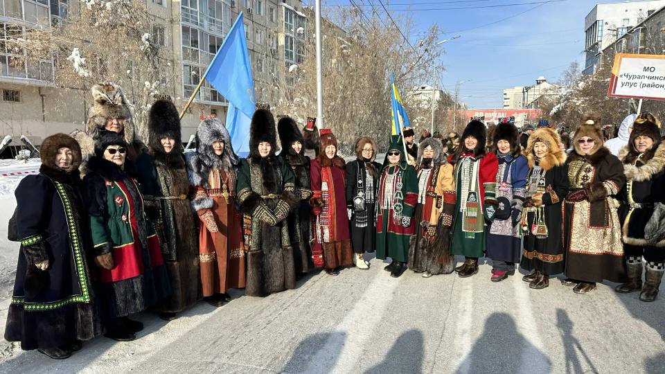 Норуот маастарын кнгэр. ХААЛАСТАР СЭЛЭЛИИ ХААМЫЫГА КЫТЫННЫЛАР Бгн Дьокуускайга Саха рспблкэтигэр Норуот маастарын кннэн сэлэлии хаамыы онус тглн буолла Норуот маастарын кнгэр. ХААЛАСТАР СЭЛЭЛИИ ХААМЫЫГА КЫТЫННЫЛАР Бгн Дьокуускайга Саха рспблкэтигэр Норуот маастарын кннэн сэлэлии хаамыы онус тглн буолла