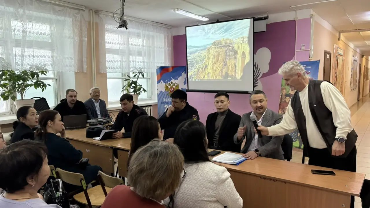 В Республике Саха (Якутия) транспортные полицейские и представители образовательных организаций обсудили вопросы терроризма и экстремизма за круглым столом В Республике Саха (Якутия) транспортные полицейские и представители образовательных организаций обсудили вопросы терроризма и экстремизма за круглым столом