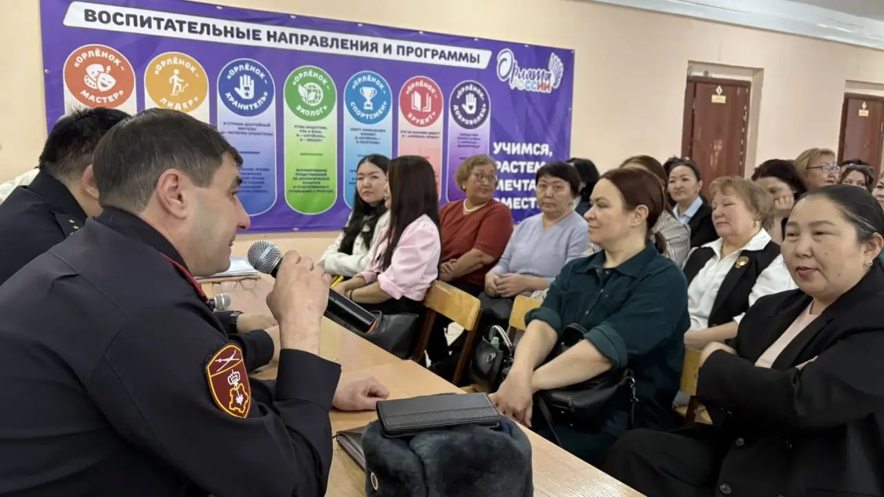 В Республике Саха (Якутия) транспортные полицейские и представители образовательных организаций обсудили вопросы терроризма и экстремизма за круглым столом В Республике Саха (Якутия) транспортные полицейские и представители образовательных организаций обсудили вопросы терроризма и экстремизма за круглым столом