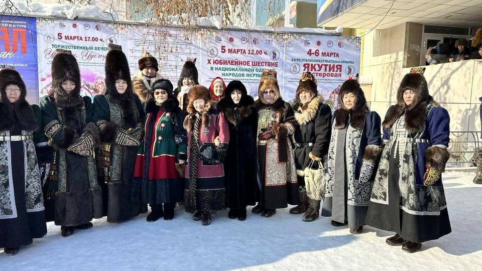 Норуот маастарын кнгэр. ХААЛАСТАР СЭЛЭЛИИ ХААМЫЫГА КЫТЫННЫЛАР Бгн Дьокуускайга Саха рспблкэтигэр Норуот маастарын кннэн сэлэлии хаамыы онус тглн буолла Норуот маастарын кнгэр. ХААЛАСТАР СЭЛЭЛИИ ХААМЫЫГА КЫТЫННЫЛАР Бгн Дьокуускайга Саха рспблкэтигэр Норуот маастарын кннэн сэлэлии хаамыы онус тглн буолла